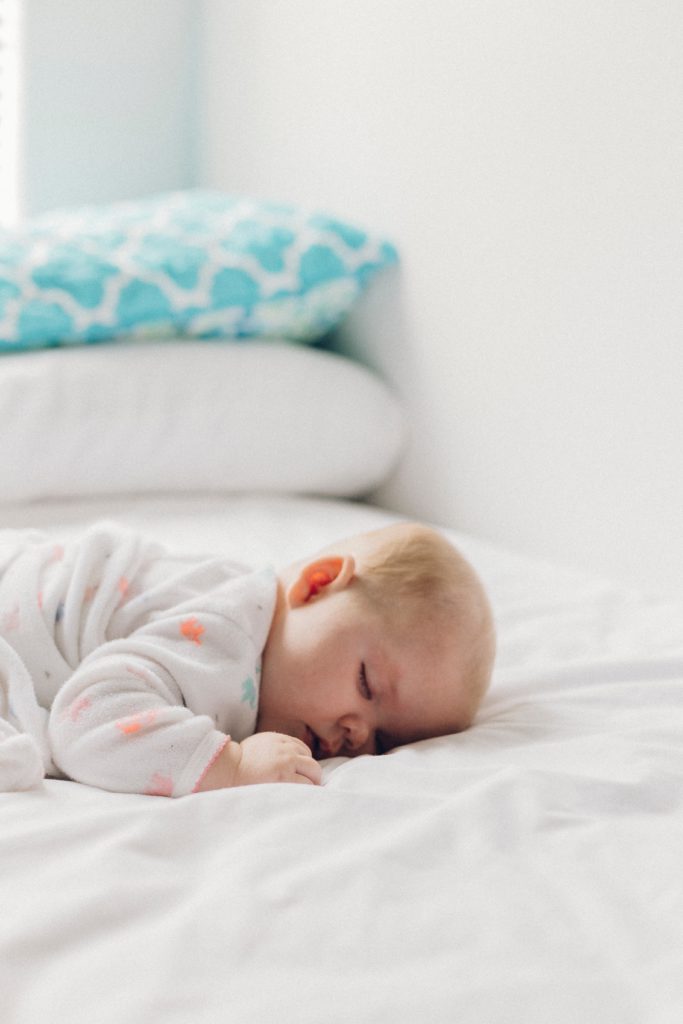 foto de bebé acostado en la cama