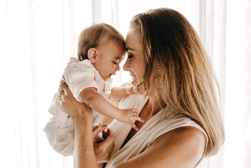 mujer sonriente con bebé